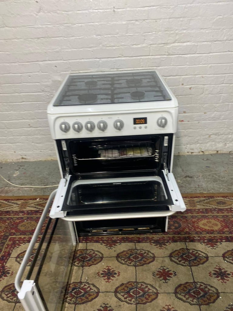 Beautiful HotPoint 60CM White Gas Cooker Oven/Grill For Sale Good Condition 
