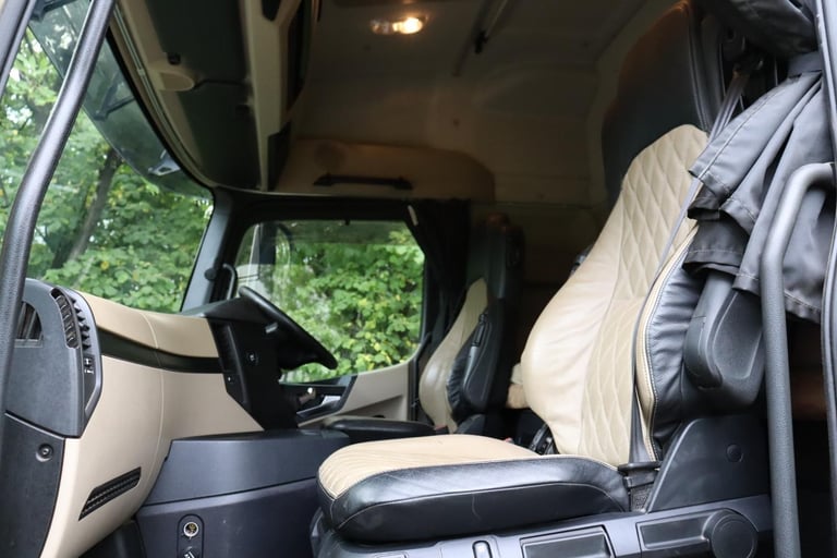 MERCEDES ACTROS 2548 STREAMSPACE 6X2 REARLIFT TRACTOR (2015)