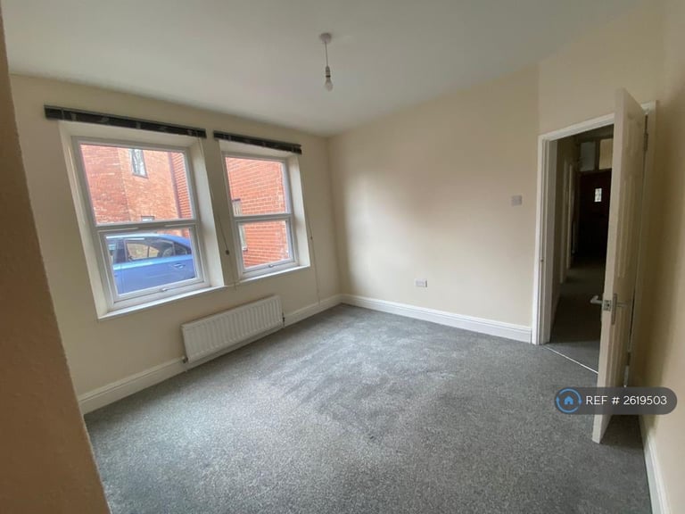 2 bedroom flat in West Street, Yeovil, BA20 (2 bed) (#2619503)