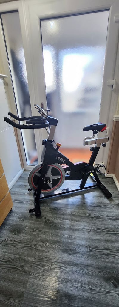 JLL IC300 Indoor Spin Bike – 18kg Flywheel – Home Gym Exercise Bike l spinning bike 