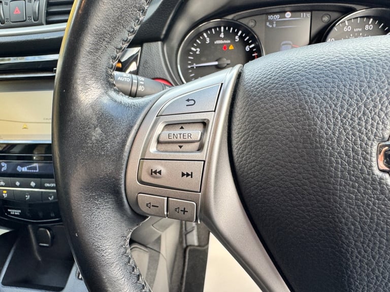 2015 Nissan Qashqai 1.6 DiG-T Tekna [Non-Panoramic] 5dr HATCHBACK Petrol Manual