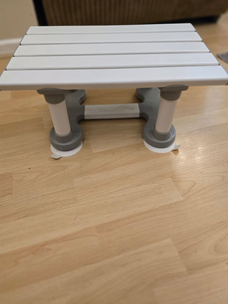 Aidapt 8 inch bath seat with suction cupss