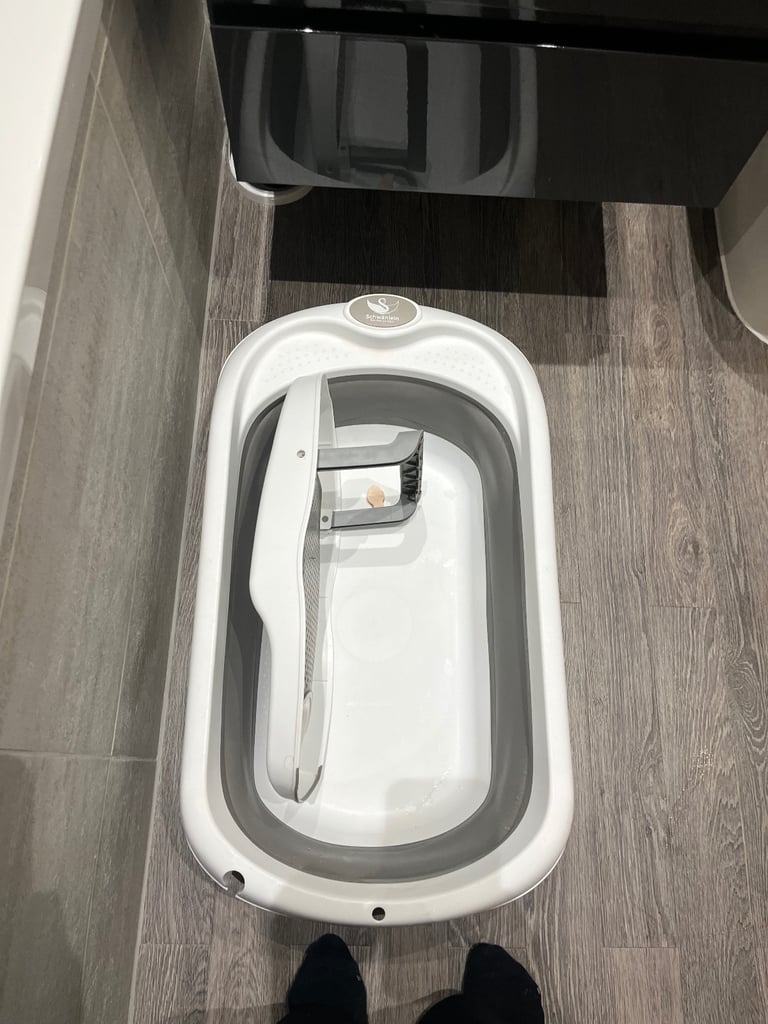 Baby bath tub 