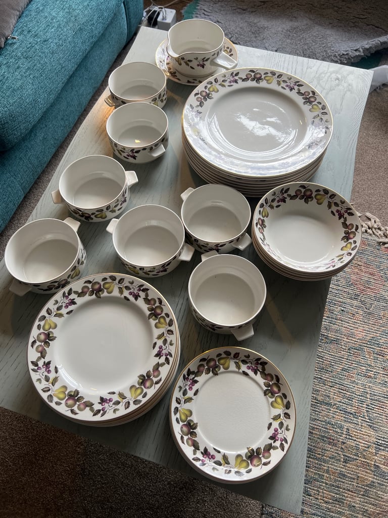 image for VINTAGE STAFFORDSHIRE MIDWINTER EVESHAM DINNER SET