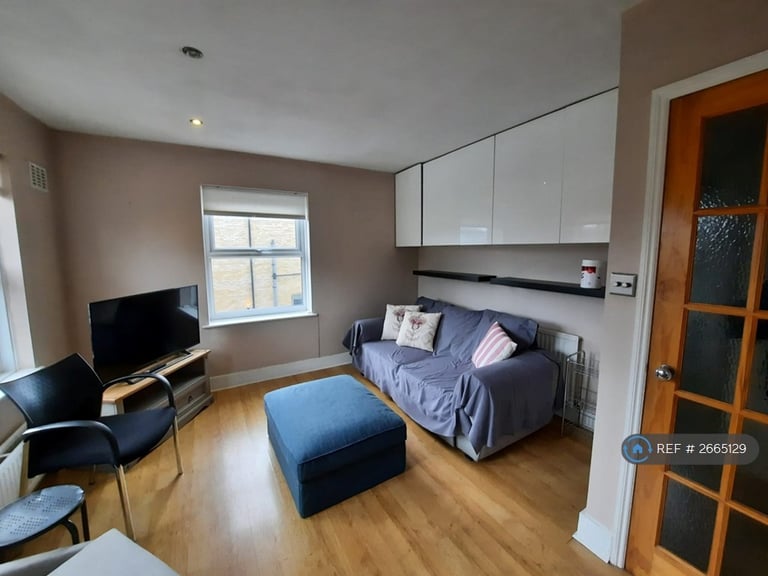 2 bedroom flat in George Lane, London, SE13 (2 bed) (#2665129)