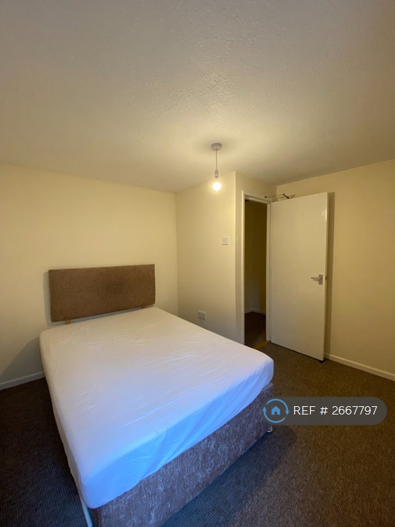 2 bedroom flat in Parade Road, Carmarthen, SA31 (2 bed) (#2667797)