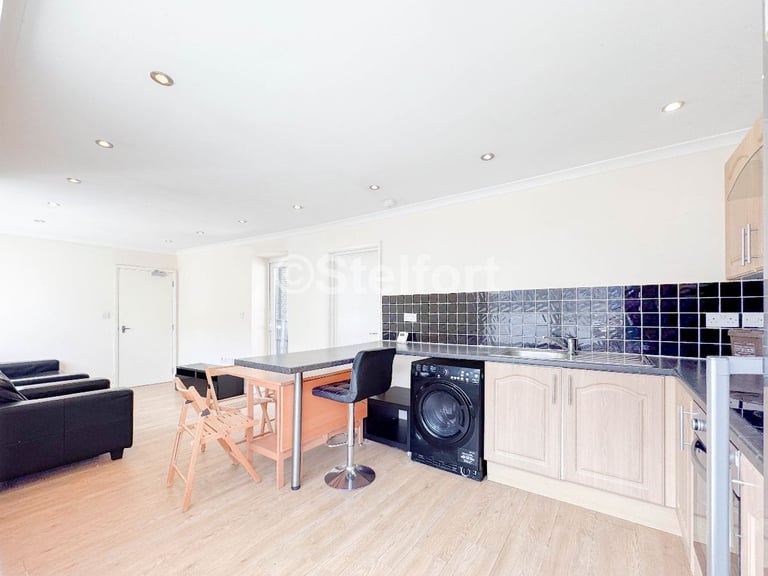 3 bedroom flat in Junction Road, London, N19