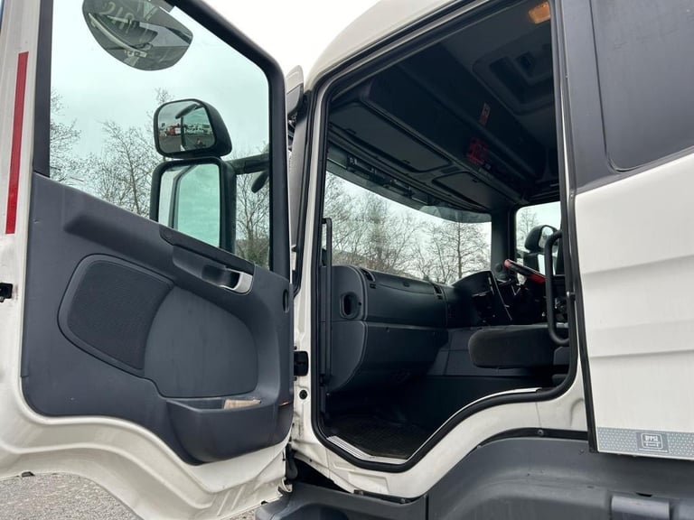 2018 Scania P250 Sleepercab with 27 1/2 Ft Curtainside Body
