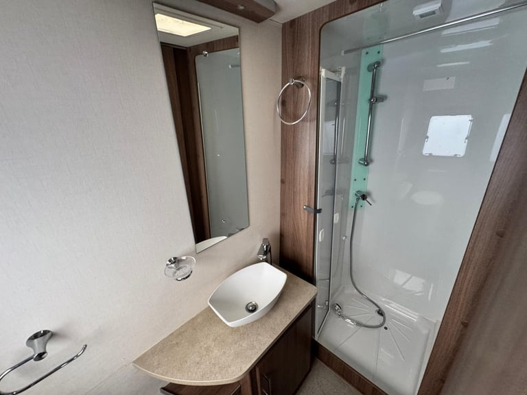 LUNAR VENUS 570/4 2017 MODEL 4 BERTH FIXED ISLAND BED TOURING CARAVAN