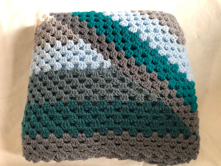 Handmade Crochet Blanket 155x155cm with 2 Free Cushion Covers – Beautiful Gift Set