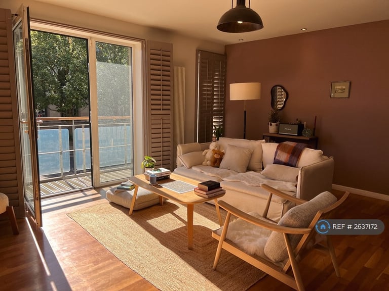 2 bedroom flat in Holyrood, Edinburgh, EH8 (2 bed) (#2637172)