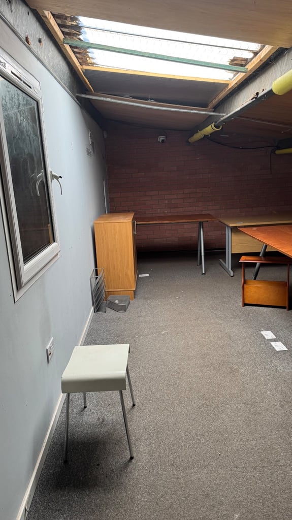 Commercial unit with private parking available for rent 