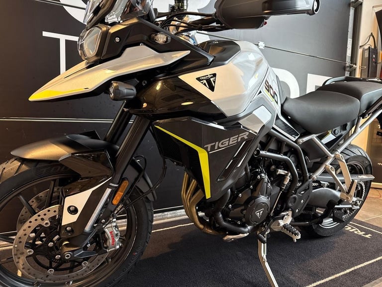 2025 Triumph Tiger 900 GT PRO STANDARD TWIN COLOUR Petrol white 6 Speed