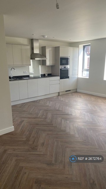 2 bedroom flat in Kingston Road, London, SW20 (2 bed) (#2672764)