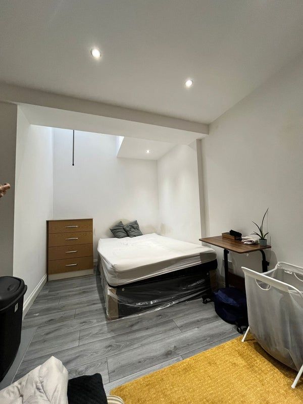 image for En-suite Double Room with Private Kitchenette Avail Bills Included – Old Trafford