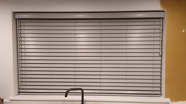 Grey slatted bind large 