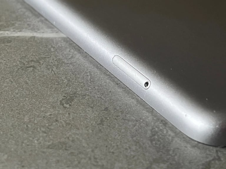 Apple iPad 6th Gen 9.7inch; 2018, A1954 128GB (Black/Silver) Wi-Fi and Cellular 