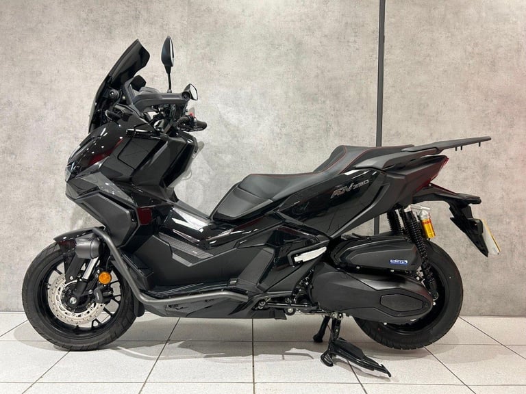 2025 Honda ADV350 - 2007 miles - HONDA ACCESSORIES!! - MEGA! 