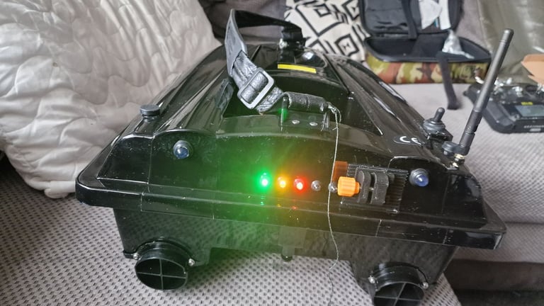 Atom bait boat in fantastic condition 