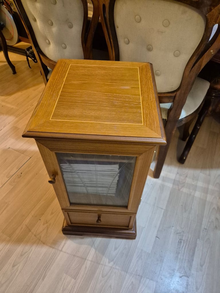 MEDIA CABINET/BEDSIDE TABLE. 