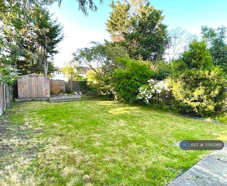 3 bedroom flat in Hampton, Hampton, TW12 (3 bed) (#2593369)