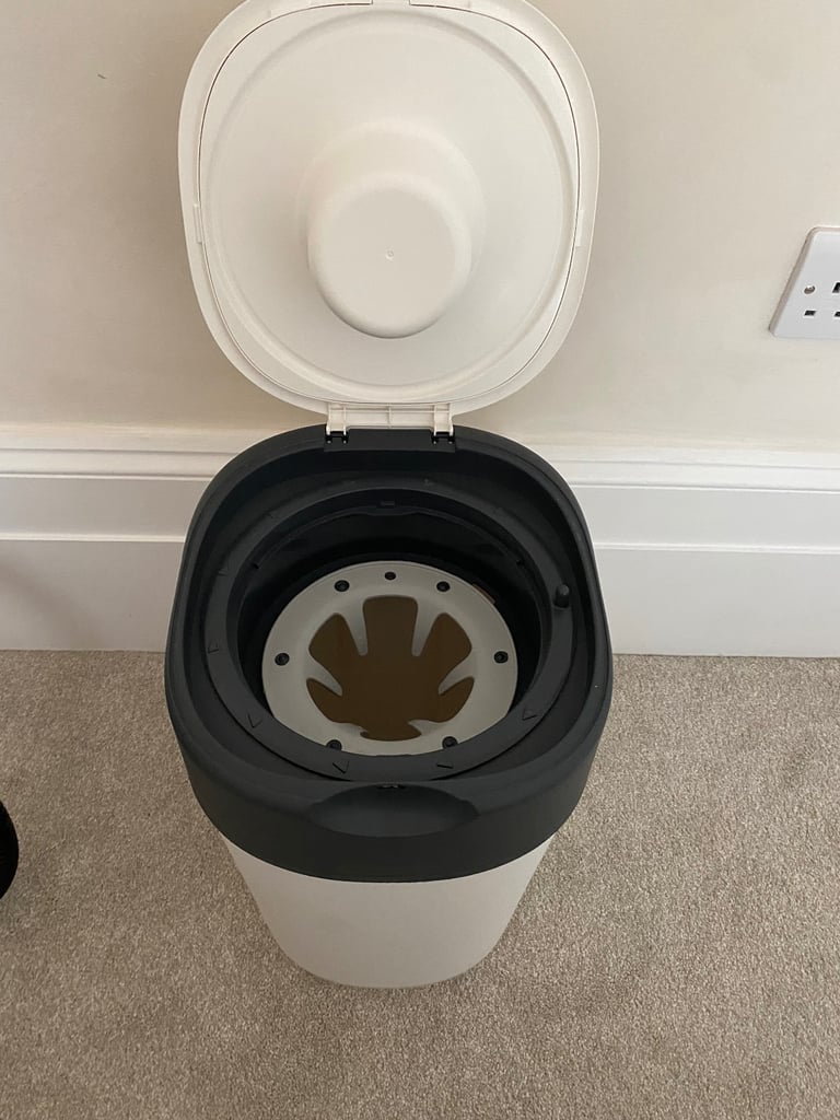 Tommee Tippee - Twist & Click Nappy Disposal Bin