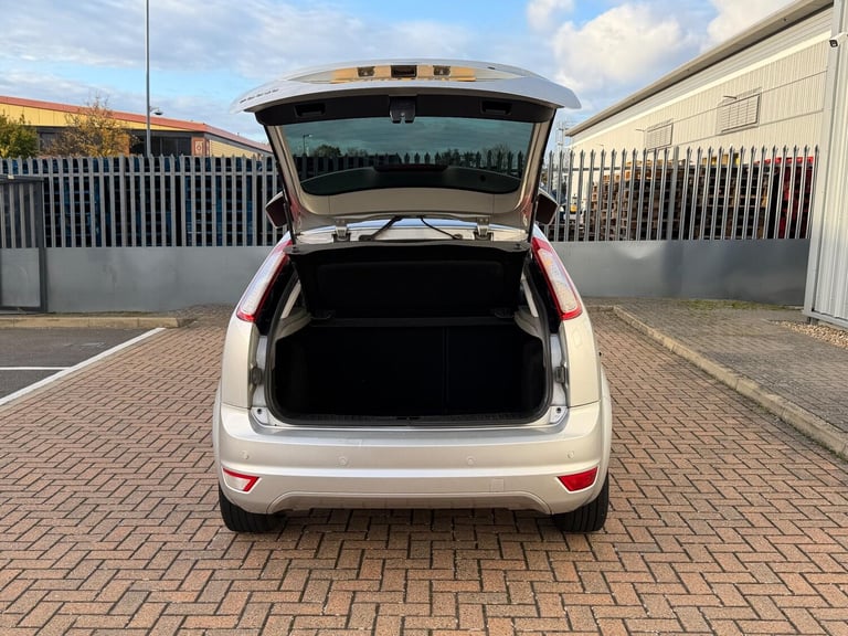 2010 Ford Focus 1.6 Titanium 5dr Auto HATCHBACK PETROL Automatic