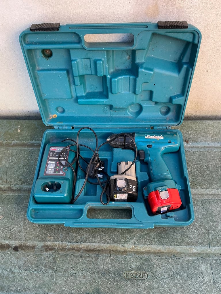 Makita 12v drill model 6227D & carry case & two batteries & charger 