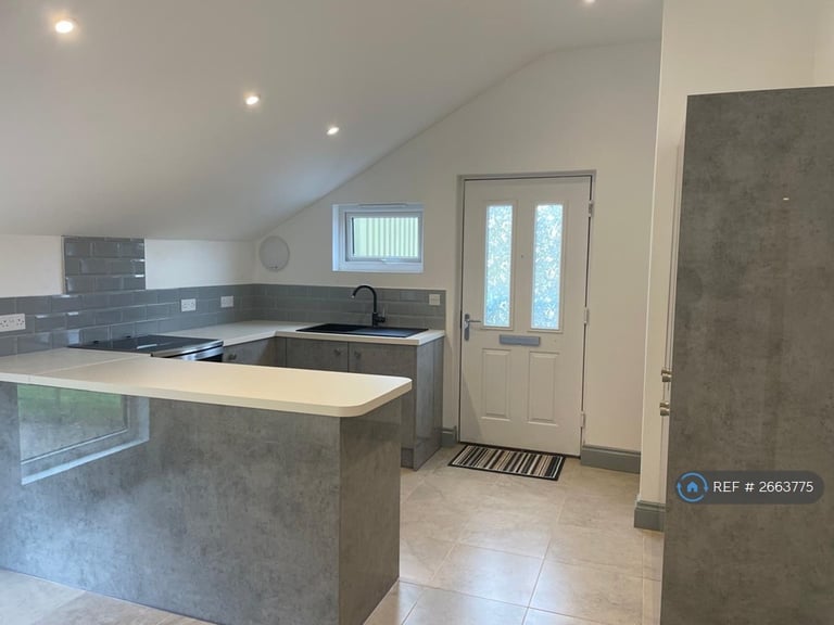 image for 2 bedroom flat in Clay Hill, Beenham, Reading, RG7 (2 bed) (#2663775)
