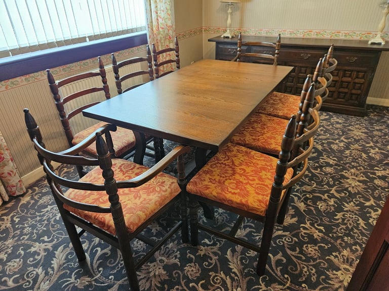 Dining Table & 8 Chairs 