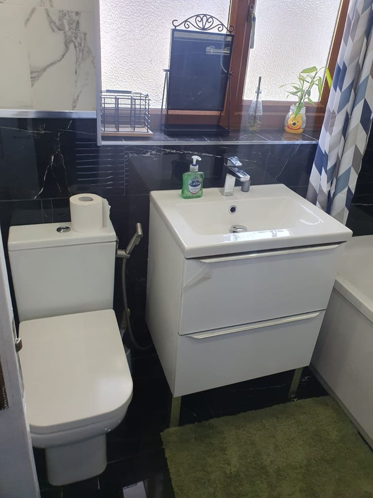 Large room with super king bed - bathroom, WC and kitchen (UB5 6JB)