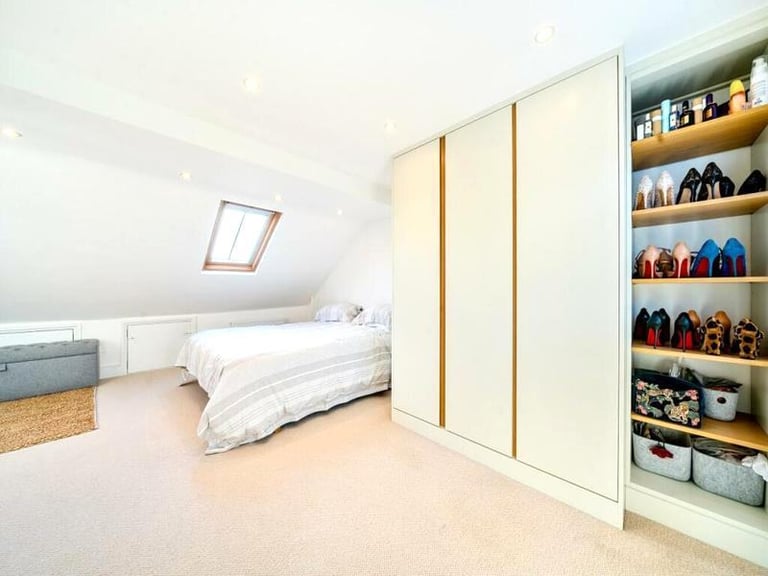 image for 🏡 Spacious room available in the vibrant area of Stratford🏡