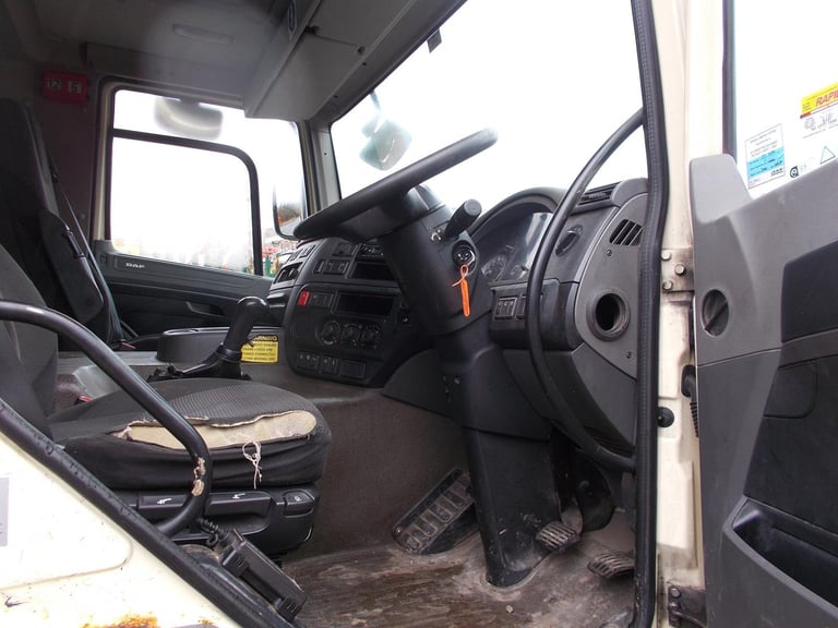 2014 (14) LEYLAND DAF CF 330 FLATBED WITH CRANE & BRICK GRAB. REAR LIFT STEER