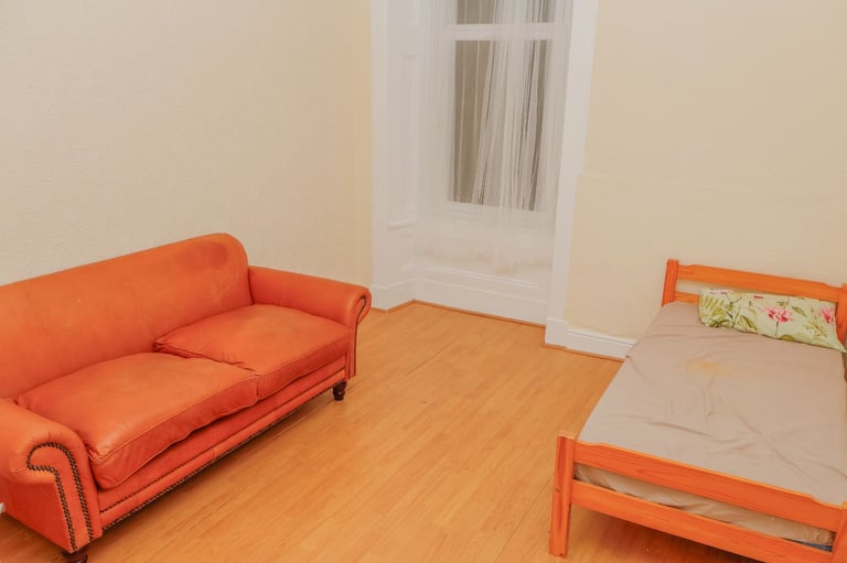 Newly Decorated 3-Bedroom Flat for Rent – Glasgow South Side