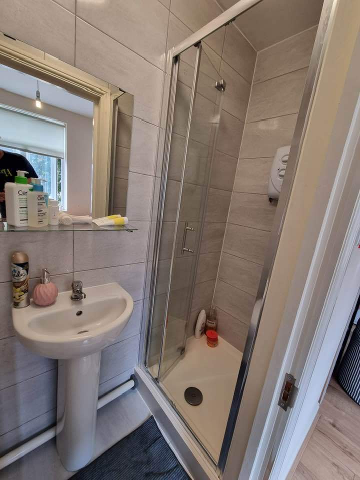 Self contained first floor one bedroom flat to let