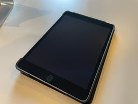 iPad Mini 3 + stand + case in excellent conditions 