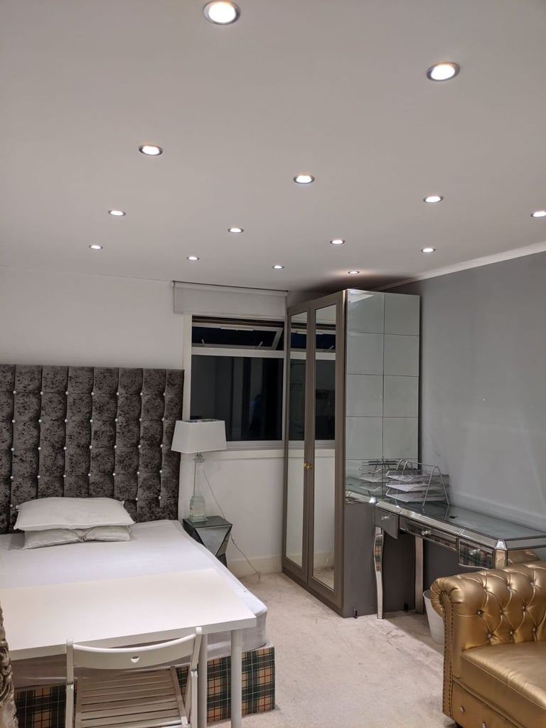 image for Luxury ensuite double bedroom (private bathroom) - free parking, gated garden