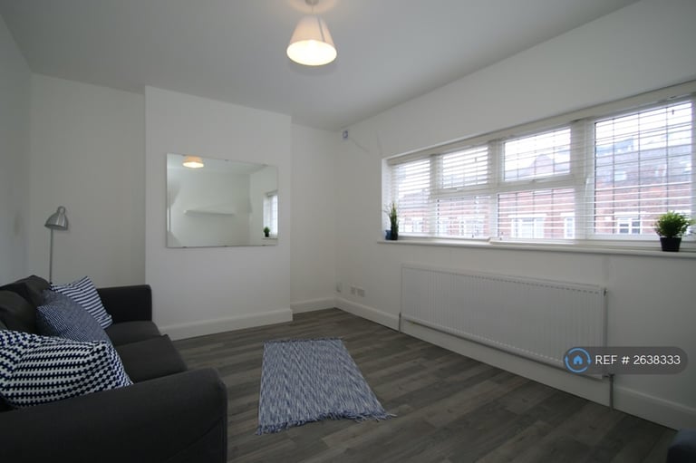 2 bedroom flat in Village Way East, Harrow, HA2 (2 bed) (#2638333)