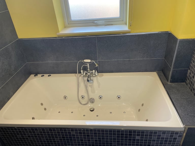 Whirlpool jet bath - hot tub jacuzzi - immaculate 