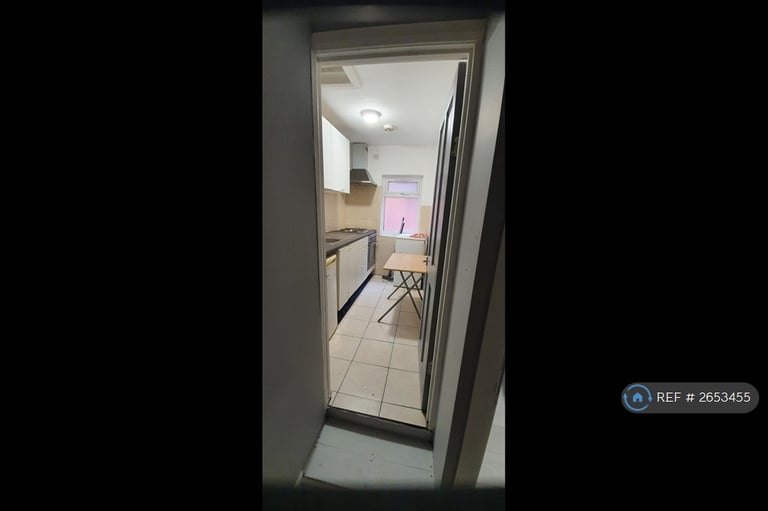 3 bedroom flat in Ealing Broadway, London, W5 (3 bed) (#2653455)