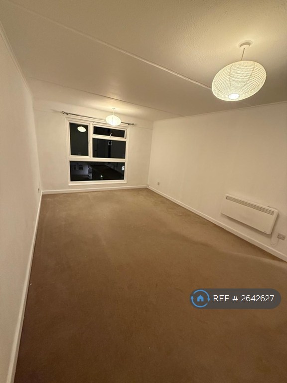1 bedroom flat in Hornbeam Road, Buckhurst Hill, IG9 (1 bed) (#2642627)