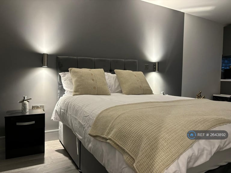 1 bedroom flat in Bolton Road, Bradford, BD1 (1 bed) (#2643892)