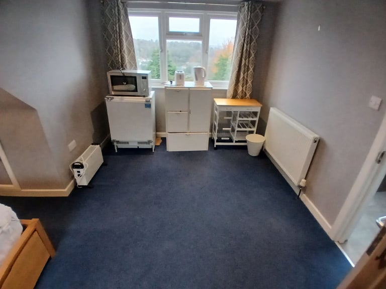 Large Double Room With en suite WC and ALL BILLS INCLUDED in Purley