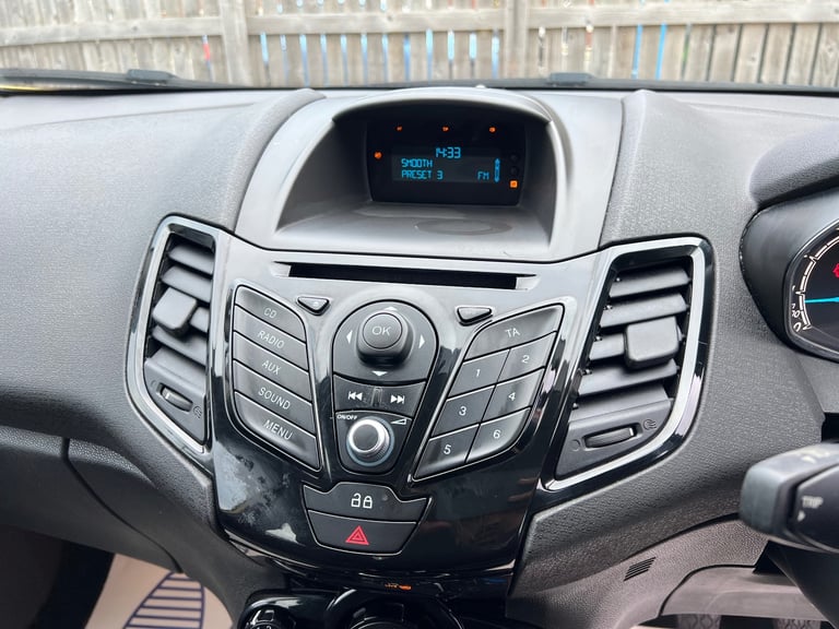 FORD FIESTA 1.25 ZETEC 5DR 11 MOT £35 TAX 2 F/KEEPERS!