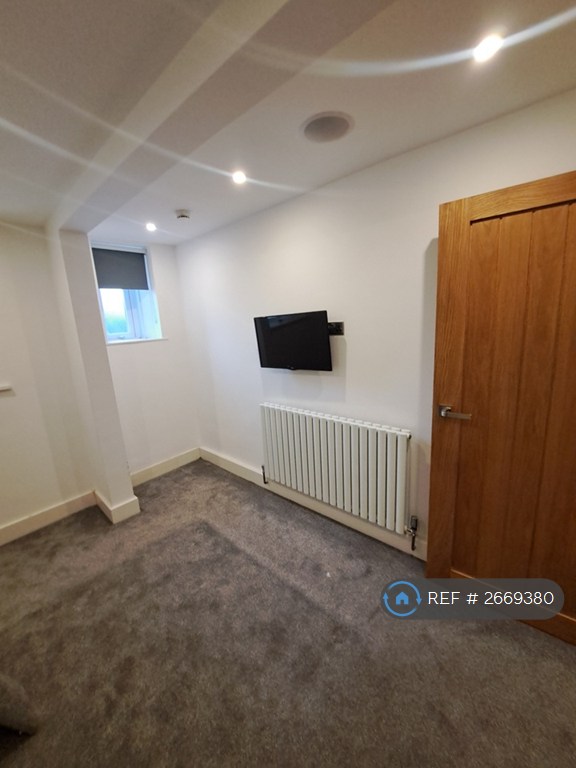 2 bedroom flat in Harrogate Road, Leeds, LS7 (2 bed) (#2669380)