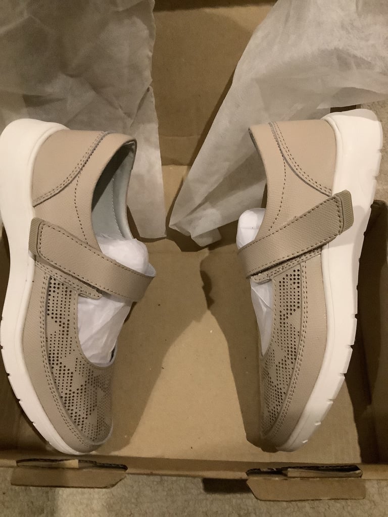 image for heavenly soles ladies shoes size 5E Lea bar taupe brand new in box sandals 