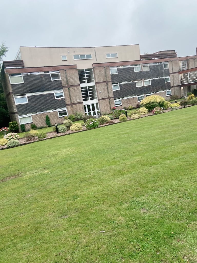 2 BEDROOM FLAT FOR RENT LIVING/KITCHEN SEPERATE IN A GATED ESTATE