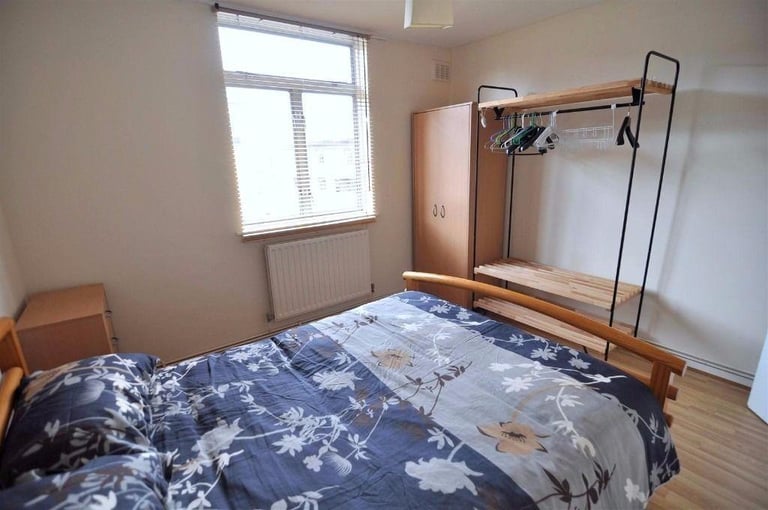 Westferry Double room available now 15 min from the City