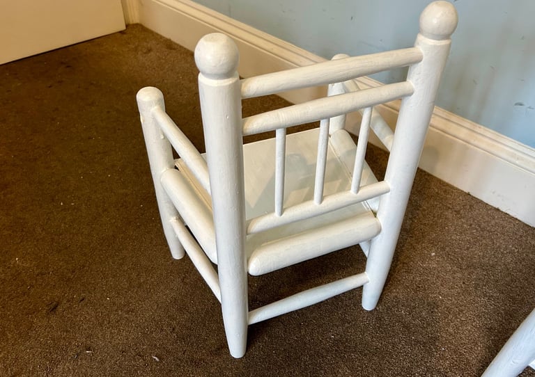 1 Vintage White Wooden Childs Chair H21in/53cm H Seat 8.5in/21cm W14in/36cm D10.5in/27cm   B029