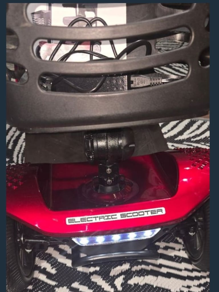 NEW SCOOTER. 5mph. 19.5St. 10mls R. Opens/Folds Carboot Mobility Scooter 